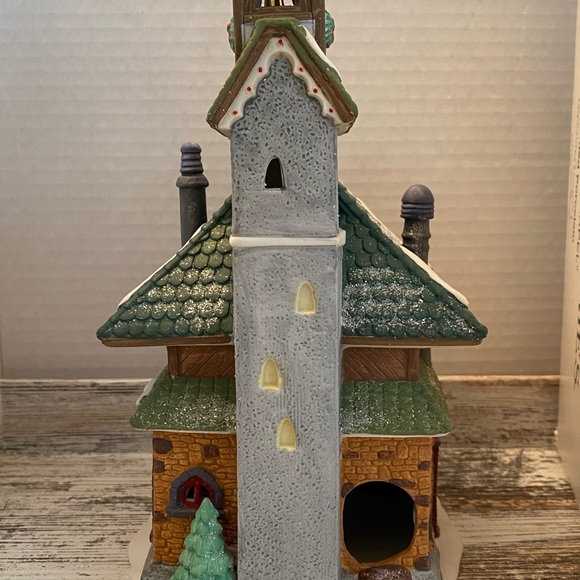 Dept 56 North Pole Series "North Pole Chapel", lighted, 56260- Vintage - Picture 6 of 10
